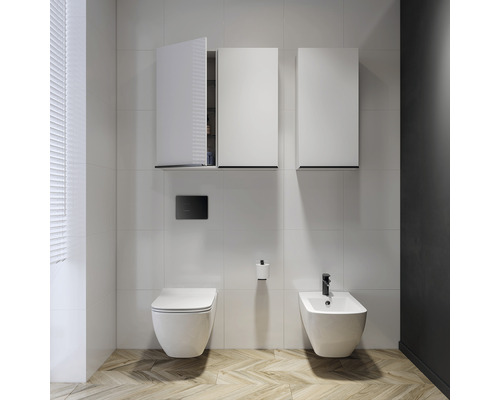 Badezimmer mit Wandhängendem WC, Bidet und drei Hängeschränken für Badutensilien