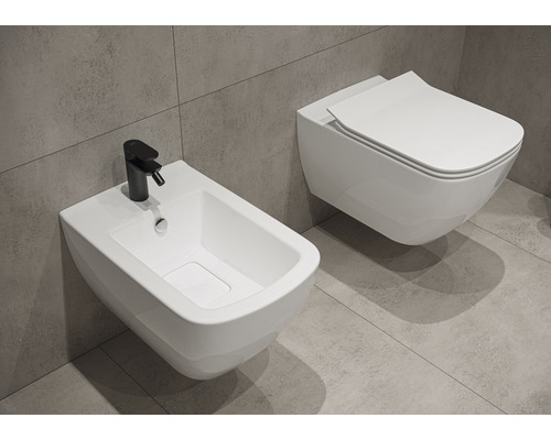 Wandhängendes Bidet und Toilette aus Keramik im Badezimmer