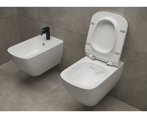 Wandhängendes WC und Bidet im Badezimmer.