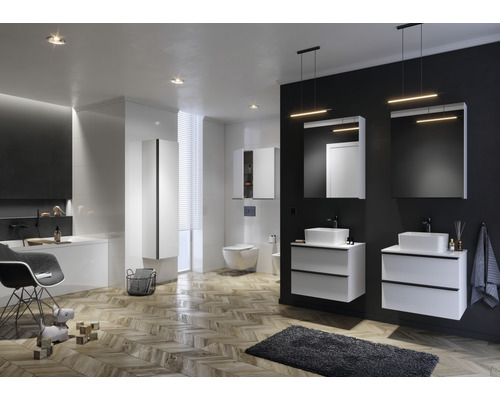 Modernes Badezimmer mit Waschtischen, Spiegeln, Badewanne und Holzfußboden