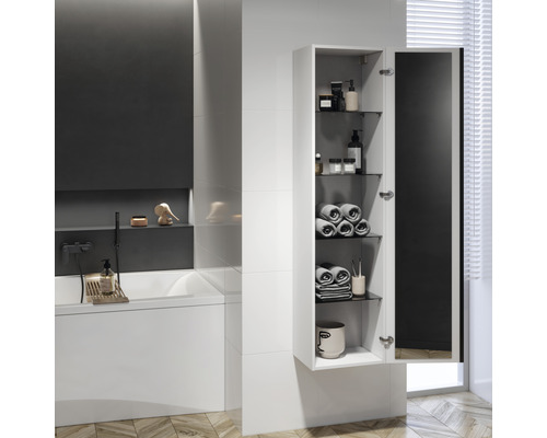 Modernes Badezimmer mit Badewanne und offenem Spiegelschrank zur Aufbewahrung von Badutensilien