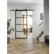 Flur mit Schiebetür, Holzboden im Fischgrätmuster, Treppe und Zimmerblick