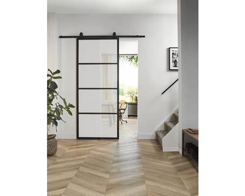 Innenaufnahme mit einer Glasschiebetür im Raum, die einen modernen und hellen Eindruck vermittelt.