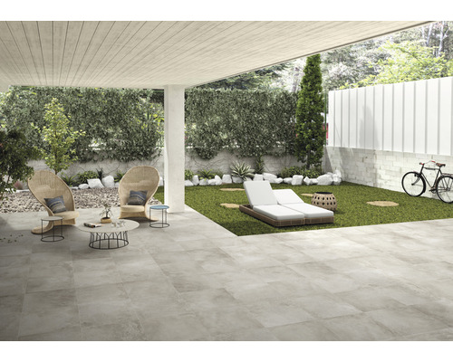 Terrasse mit Gartenmöbeln und Bodenfliesen