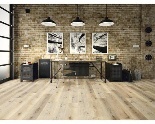 Ein Arbeitszimmer mit Schreibtisch, Stuhl, Regalen und Backsteinmauer für eine produktive Atmosphäre.