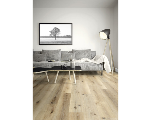 Wohnzimmer mit hellem Holzboden, Sofa, Tisch und Stehlampe
