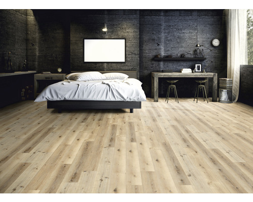 Schlafzimmer mit Holzboden, Bett und Schreibtisch