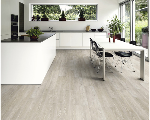 Heller Holzboden in einem modernen Küchenbereich mit Kücheninsel und Esstisch.