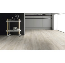 Helles Laminat in einem modernen Küchendesign mit Küchenwagen