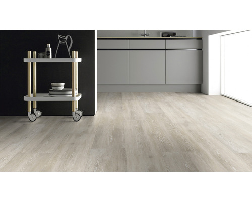Helles Laminat in einem modernen Küchendesign mit Küchenwagen