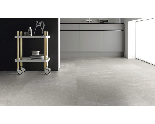 Heller Raum mit Küchenzeile, Servierwagen und Bodenfliesen
