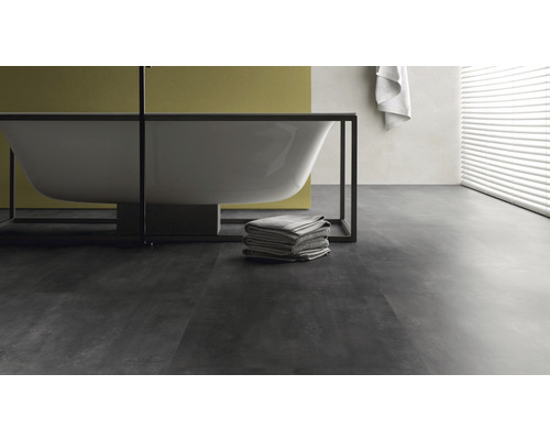 Badezimmer mit freistehender Badewanne, Handtüchern und Fensterjalousien