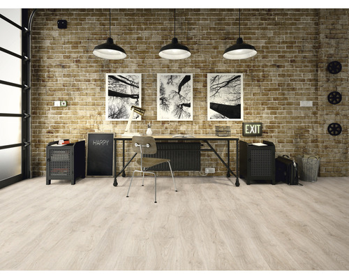 Modernes Arbeitszimmer mit Schreibtisch, Stuhl und Backsteinwand