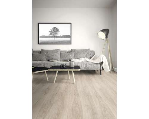 Heller Wohnraum mit Laminatboden, Sofa, Tisch und Stehlampe