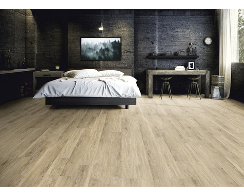 Schlafzimmer mit Holzboden, Bett und Schreibtisch