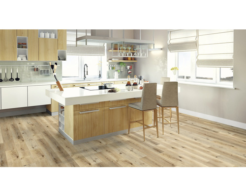 Helle, moderne Küche mit Kochinsel, Küchenschränken und Holzboden.