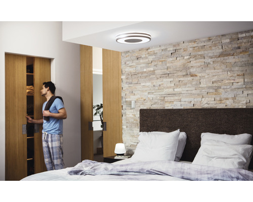 Schlafzimmer mit Doppelbett, Schiebetürenschrank und Deckenleuchte