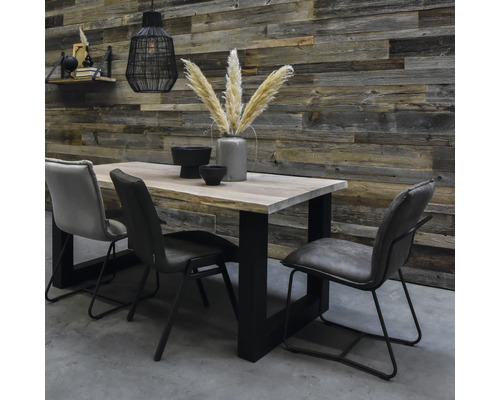 Esstisch mit Stühlen, Dekoration und Wandpaneelen im Esszimmer