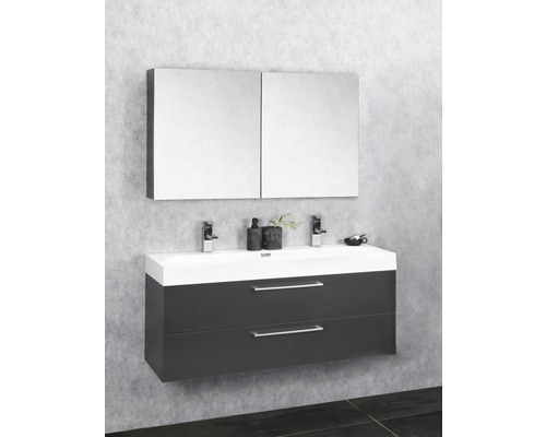 Badezimmer mit Waschbeckenunterschrank, zwei Schubladen, zwei Wasserhähnen und Spiegelschrank