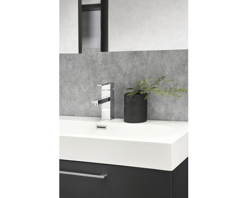 Modernes Badezimmer mit Waschbecken, Armatur und Dekoration