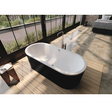 Freistehende Badewanne im modernen Badezimmer mit großem Fenster und Holzboden