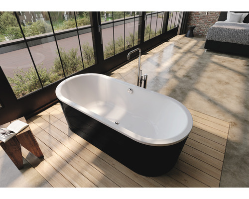 Freistehende Doppelbadewanne Kaldewei Classic Duo 80x180 cm schwarz weiß glatt Freistehende Badewanne im modernen Badezimmer mit großem Fenster und Holzboden