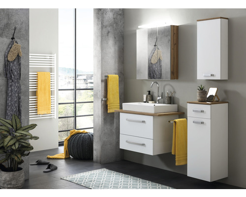 Badezimmer mit Waschtisch, Spiegelschrank, Handtuchheizkörper und Badmöbeln in Weiß und Holzoptik