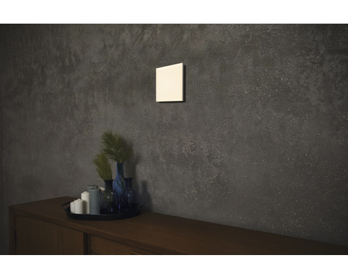 Dekoratives Zimmer mit Kommode, Kerzen, Vasen und Wandpaneel