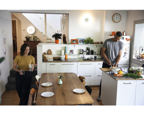 Helle Küche mit zwei Personen beim Zubereiten einer Mahlzeit an einer Kücheninsel