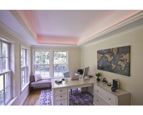 Helles Arbeitszimmer mit Schreibtisch, Fenster und Weltkarte an der Wand