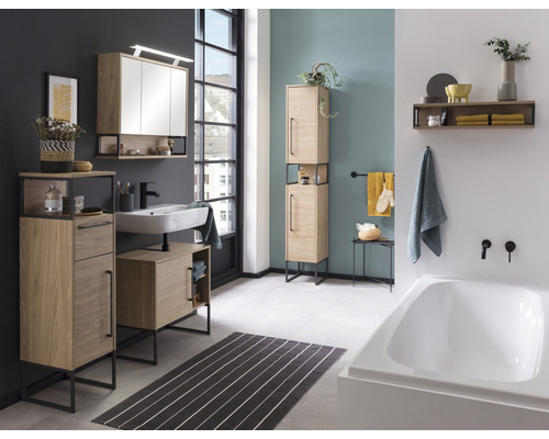 Modernes Badezimmer mit Waschtisch, Spiegelschrank, Hochschrank und Badewanne in hellem Holzdekor und schwarzen Akzenten.