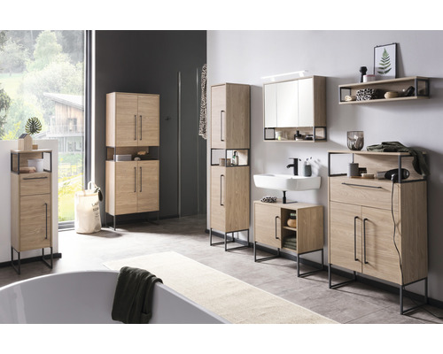 Helles Badezimmer mit Holzmöbeln, Waschtisch, Spiegelschrank und Ablagen