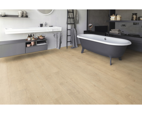 Badezimmer mit Waschtisch, Badewanne und hellem Holzboden