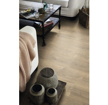 Wohnzimmer mit Laminatboden, Couchtisch und Dekoration