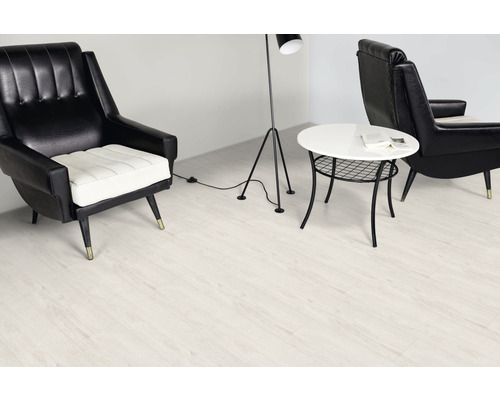 Zwei Sessel und ein Tisch auf einem hellen Holzboden