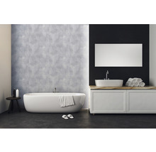 Modernes Badezimmer mit freistehender Badewanne, Waschtisch und Spiegel