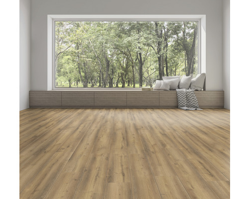 Heller Raum mit Laminatboden, Fensterbank mit Kissen und Blick auf Bäume