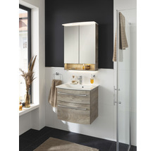 Badezimmer mit Waschtischunterschrank, Waschbecken und Spiegelschrank mit Beleuchtung