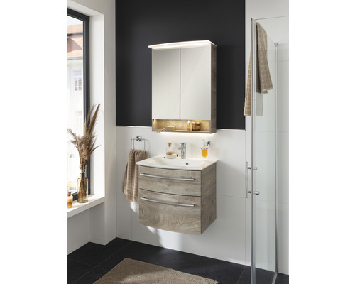 Badezimmer mit Waschtischunterschrank, Waschbecken und Spiegelschrank mit Beleuchtung