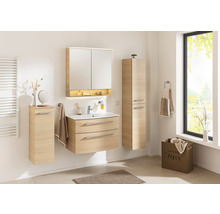 Badezimmer mit Waschtisch, Spiegelschrank und Hochschrank in Holzoptik