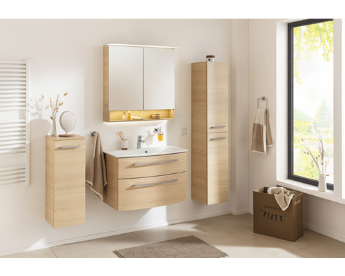 Badezimmer mit Waschtisch, Spiegelschrank und Hochschrank in Holzoptik