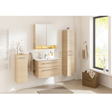 Badezimmer mit Waschtisch, Spiegelschrank und Hochschrank in hellem Holzdekor