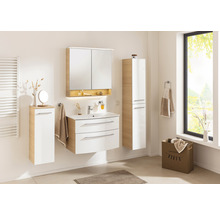 Badezimmer mit Waschtisch, Spiegelschrank, Hochschrank und Unterschrank in hellem Design