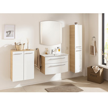 Badezimmer mit Waschtisch, Spiegelschrank und Hochschrank in hellem Holzdekor und Weiss