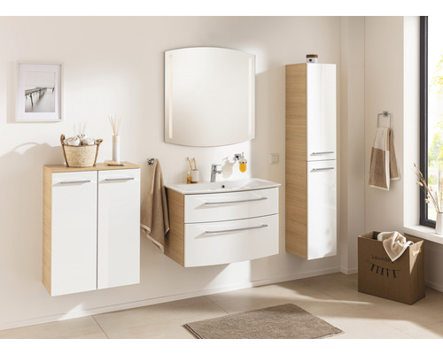 Badezimmer mit Waschtisch, Spiegelschrank und Hochschrank in hellem Holzdekor und Weiss