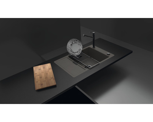 Küchenspüle mit Abtropfgestell, Teller und Schneidebrett auf einer Arbeitsplatte