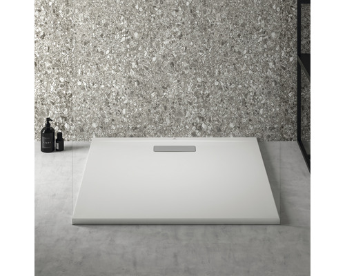 Rechteckige Duschwanne im Badezimmer.