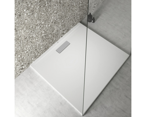 Quadratische Duschwanne mit Ablaufgarnitur im Badezimmer