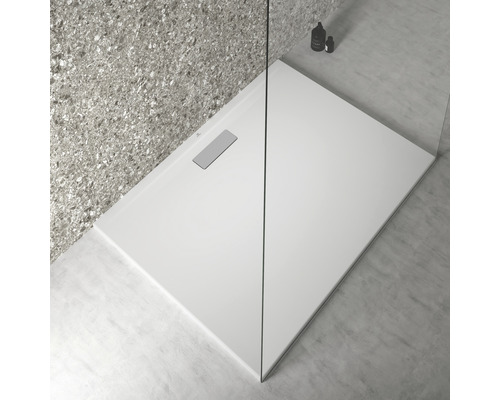 Rechteckige Duschwanne mit Ablaufgarnitur und Duschabtrennung