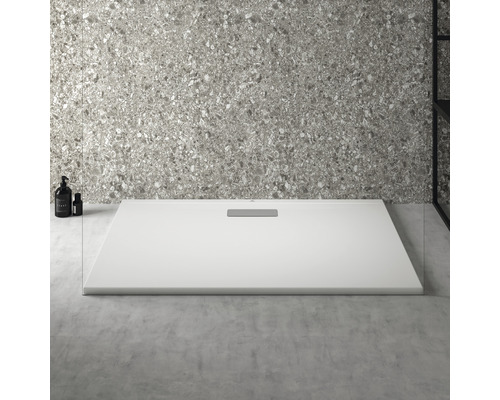 Quadratische Duschwanne aus Mineralguss im Badezimmer.